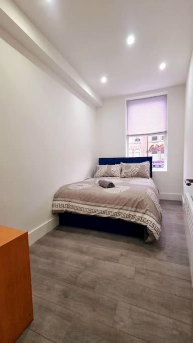 2 Bed Cosy Flat Close To Bus & Tube Station * Londra