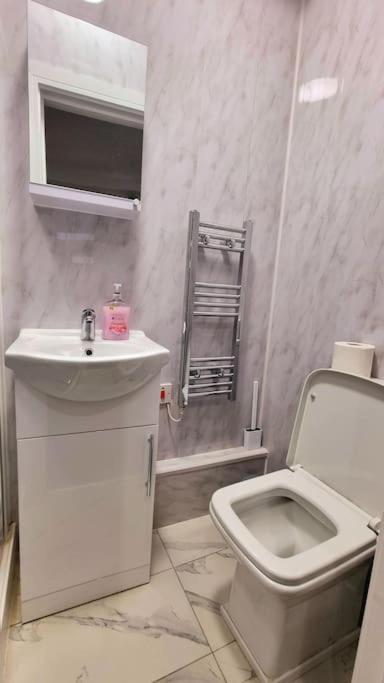 Appartamento 2 Bed Cosy Flat Close To Bus & Tube Station *