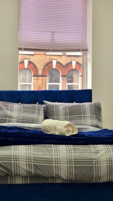 2 Bed Cosy Flat Close To Bus & Tube Station Appartamento