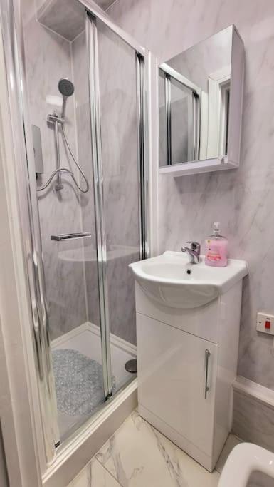 Appartamento 2 Bed Cosy Flat Close To Bus & Tube Station