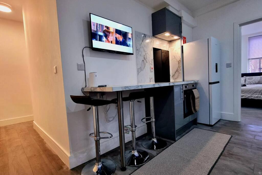 2 Bed Cosy Flat Close To Bus & Tube Station Appartamento *